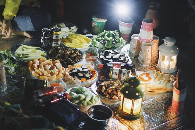 Một bữa ăn đêm của các bạn trẻ trên cao nguyên Đồng Văn