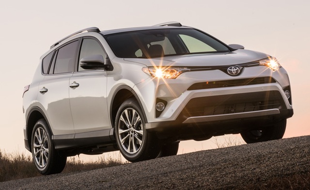 Những mẫu SUV và crossover an toàn nhất năm 2017 - 16
Toyota RAV4 đang là lựa chọn thay thế được yêu thích tại Mỹ cho các dòng sedan cỡ nhỏ. RAV4 sở hữu động cơ 2.5 lít 4 xi-lanh với sức mạnh 176 mã lực, đi kèm với hộp số tự động 6 cấp và hệ dẫn động cầu trước là trang bị tiêu chuẩn, hệ dẫn động 4 bánh toàn thời gian AWD là tuỳ chọn.