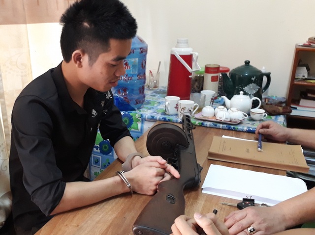 Dùng súng tiểu liên K-50 bắn chỉ thiên trong bệnh viện gây náo loạn - 1 Đối tượng Hưng tại cơ quan điều tra.