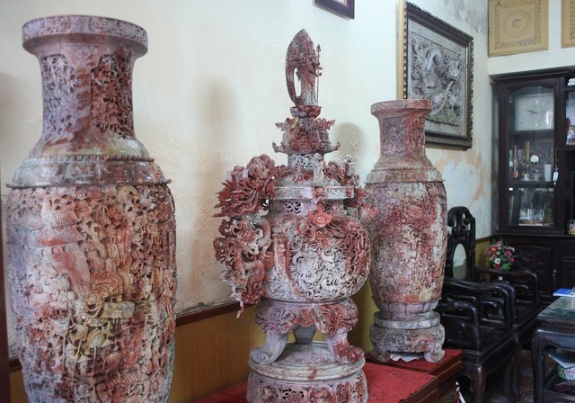 Cận cảnh bộ lư "tam bảo vĩnh hằng" khách trả 15 tỷ không bán - 2 Đây là bộ tác phẩm được làm hoàn toàn bằng đá tự nhiên gồm một Lư Hương có đường kính 45cm, cao 118cm được chạm khắc bối cảnh “lưỡng long tranh châu” và đôi lọ hoa có đường kính 40cm, cao 108cm được chạm khắc cảnh sinh hoạt của người Việt cổ.