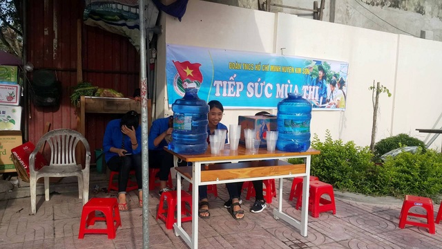 Tiếp sức nước uống miễn phí phục vụ thí sinh thi vào lớp 10 - 1 Điểm tiếp sức mùa thi của Đoàn TNCS HCM huyện Kim Sơn phục vụ nước uống miễn phí cho thí sinh và phụ huynh.