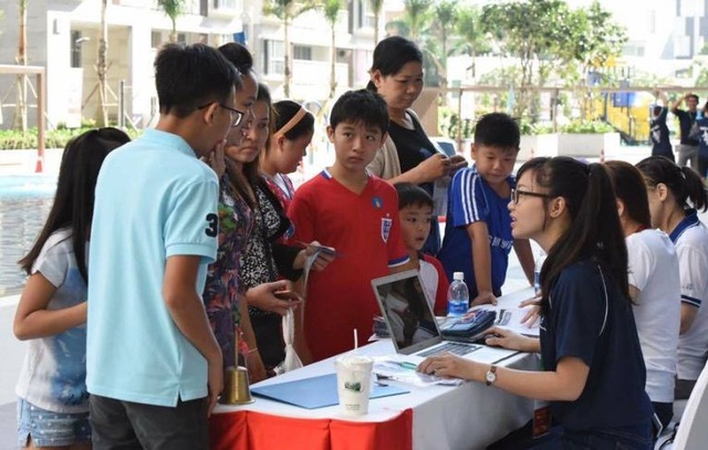 Giải đấu phong trào có giải thưởng đến 2,8 tỷ đồng - 1
Từ sáng sớm, các gia đình đã có mặt tại các khu vực thi đấu để chuẩn bị cho các môn thi mà mình đăng ký, hào hứng nhất là các vận động viên nhí của môn bơi