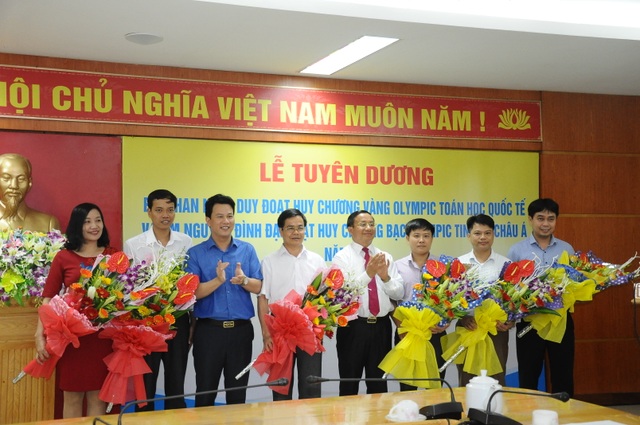 Hà Tĩnh khen thưởng học sinh đoạt huy chương Olympic - 3 Nhân dịp này, UBND tỉnh cũng khen thưởng những giáo viên trực tiếp giảng dạy và bồi dưỡng các em.