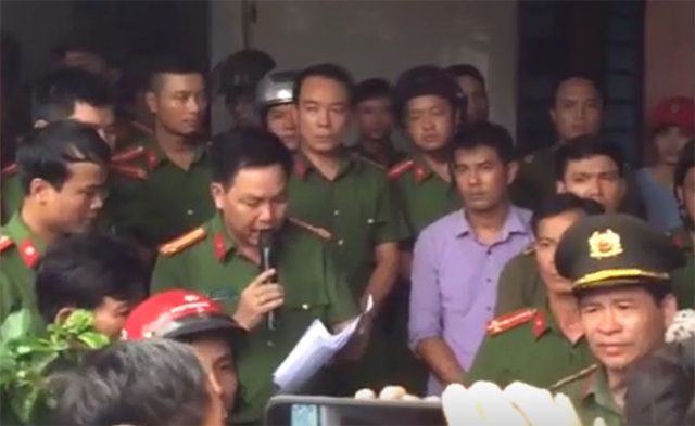 Hàng trăm người dân vây một phụ nữ nghi bắt cóc trẻ em - 1 Công an huyện Can Lộc đọc quyết định bắt khẩn cấp người phụ nữ nghi bắt cóc trẻ em.