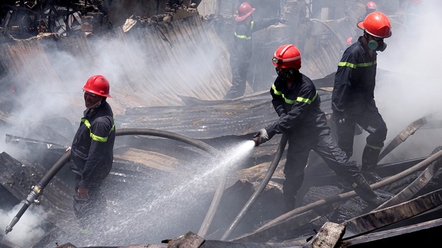 Vụ cháy công ty nhựa ở TPHCM: Hàng chục hộ dân phải "màn trời chiếu đất" - 12 Mặc dù đám cháy được khống chế nhưng công tác xử lý những vị trí nghi cháy âm ỉ khá vất vã.