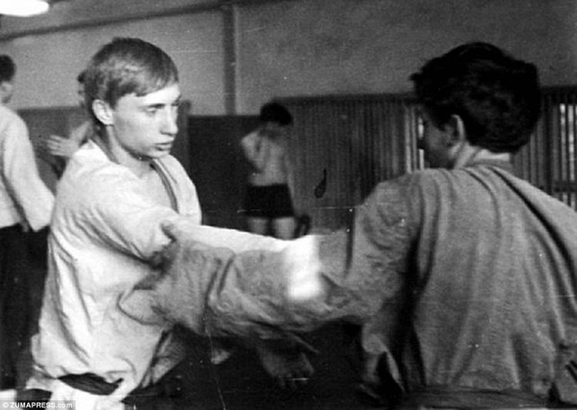 Ảnh hiếm của Tổng thống Putin thời trẻ - 4
Ông Putin bắt đầu học Judo và Sambo từ năm 12 tuổi. Đến năm 18 tuổi ông đã trở thành nhà vô địch môn Judo tại thành phố Leningrad.