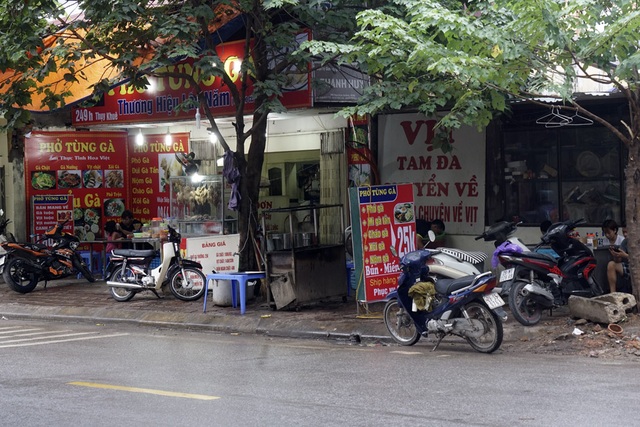 Vỉa hè Hà Nội bị "tái chiếm" sau 5 tháng dọn dẹp - 10
Một quán ăn uống trên phố Thụy Khuê chiếm dụng gần hết vỉa hè.
