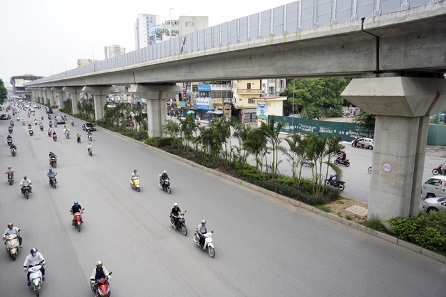 Hà Nội "phủ xanh" gầm đường sắt trên cao bằng cau cảnh - 13
Hiện tại, những cây dừa mới trồng cao khoảng một nửa không gian gầm đường sắt trên cao. Được biết, cây sẽ được khống chế chiều cao để đảm bảo mỹ quan, không ảnh hưởng đến hệ thống đường sắt.