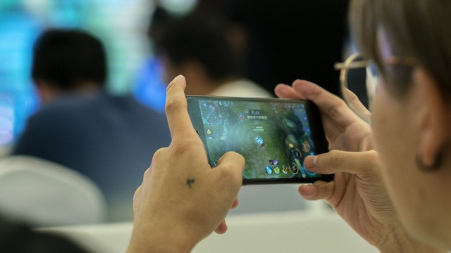Cô gái 21 tuổi mù một bên mắt vì liên tục chơi game trên smartphone - 1 Cô gái 21 tuổi mù một bên mắt vì liên tục chơi game trên smartphone - 1