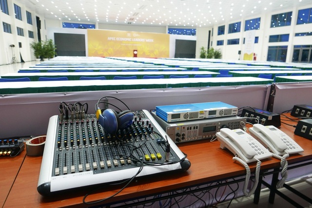 Bên trong Trung tâm báo chí APEC có sức chứa 3.000 người - 6
Hệ thống âm thanh, ánh sáng được đầu tư hiện đại để phục vụ hoạt động tác nghiệp của các nhà báo.