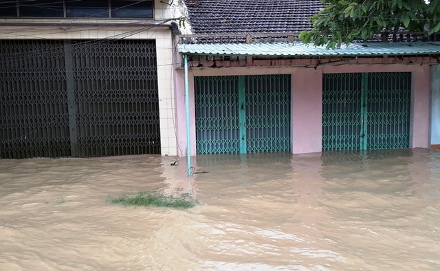 Bão vừa qua, người dân lại gồng mình chống chọi với lũ - 6 Nhiều nhà dân khu vực phường Nhơn Phú (TP Quy Nhơn) nước tràn vào nhà.