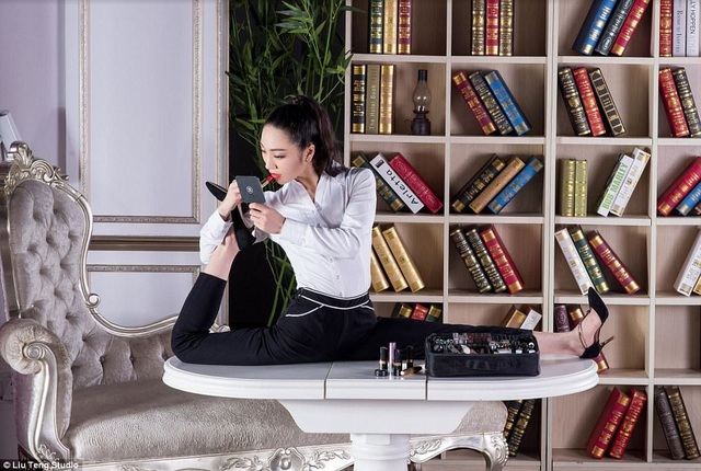 “Nữ hoàng uốn dẻo” xác lập Kỷ lục Guinness Thế giới - 11 Liu Teng tô son trong tư thế uốn dẻo.