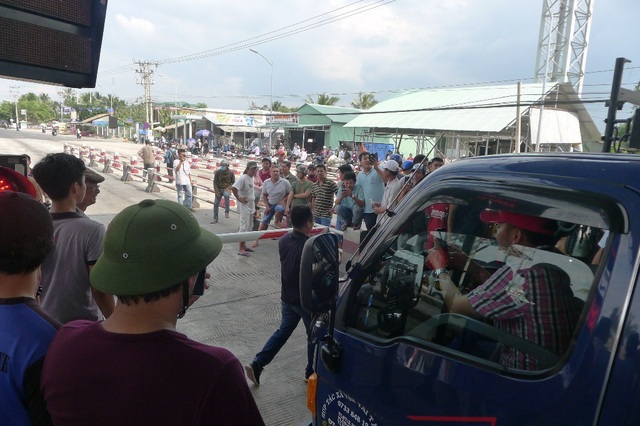 BOT Cai Lậy liên tục xả trạm, có nguy cơ "vỡ trận" - 6
Các tài xế cho xe nằm ì tại trạm thu phí. BOT Cai Lậy liên tục phải xả trạm và có nguy cơ vỡ trận.