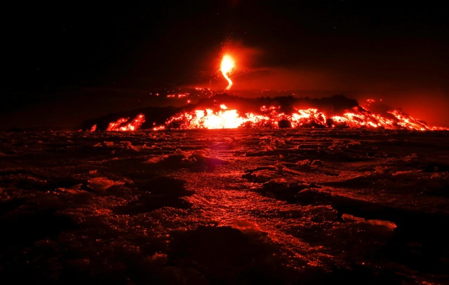 Núi Etna của Ý, ngọn núi lửa cao nhất vẫn còn đang hoạt động ở Châu Âu, phun trào nham thạch. Ngọn núi nằm ở phía nam đảo Sicily, Ý. (Ảnh chụp ngày 28/2)