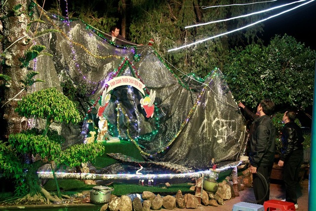 Giáo dân “phố núi” tất bật trang trí chuẩn bị cho lễ Giáng sinh - 3 Chỉnh sửa lại dây đèn tại hang đá