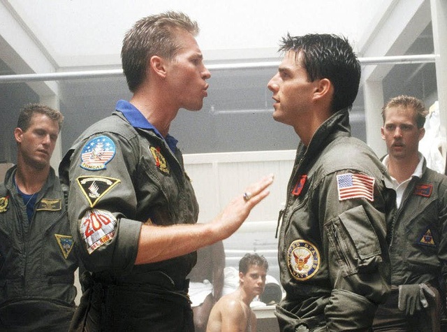 Bị ung thư, tài tử “Top Gun” hối tiếc vì đã sống quá “nghiêm túc” - 2
Giờ đây, sau khi trải qua ca phẫu thuật mở khí quản, giọng nói của nam diễn viên Val Kilmer trở nên khó nghe hơn, ông cũng thường bị hụt hơi, nhưng vượt qua bệnh tình trầm trọng khiến ông có cách nhìn đổi khác về mọi việc. Trong ảnh là cảnh phim “Top Gun” , Val Kilmer diễn xuất bên Tom Cruise.