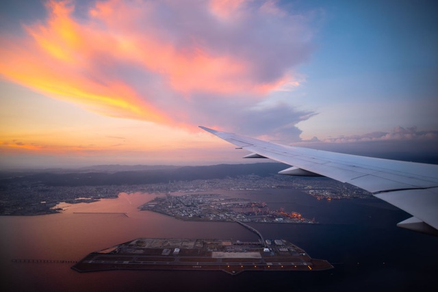 Những sân bay lạ lùng nhất thế giới - 11
Sân bay Kansai, Nhật Bản nằm trên 2 hòn đảo nhân tạo nối với nhau bằng cây cầu dài 3km. Khi hạ cánh tại sân bay này, có cảm giác như phi công đang hạ cánh trên mặt nước. Đây là một trong những khu vực bị ảnh hưởng nhiều nhất về địa chấn trên thế giới, vì vậy người Nhật đã tốn nhiều tiền bạc và công sức để gia cố đường băng và nhà ga sân bay. (Ảnh: Fotolia)