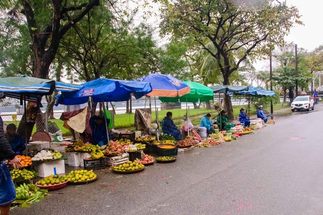 "Bất chấp" mưa lạnh ngày đầu năm, dòng người vẫn tấp nập... xuống phố! - 9 Các hàng quán ở chợ Đông Ba dọn cả ngày. Ngày đầu năm mưa gió, họ tiếp tục với công việc của mình và hy vọng một năm mới thuận lợi trong công việc.