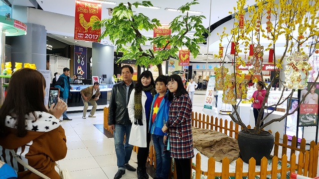 "Bất chấp" mưa lạnh ngày đầu năm, dòng người vẫn tấp nập... xuống phố! - 11 Chụp ảnh những khoảnh khắc đầu năm mới