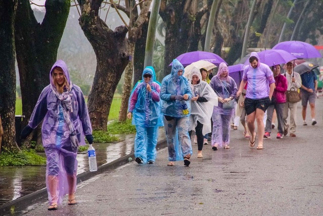 "Bất chấp" mưa lạnh ngày đầu năm, dòng người vẫn tấp nập... xuống phố! - 8
Các du khách thập phương trong nước và quốc tế vẫn hào hứng tham quan các di tích lịch sử như Đại Nội Huế, chùa Thiên Mụ hay các lăng tẩm,…dù trời bắt đầu nặng hạt và lạnh hơn.
