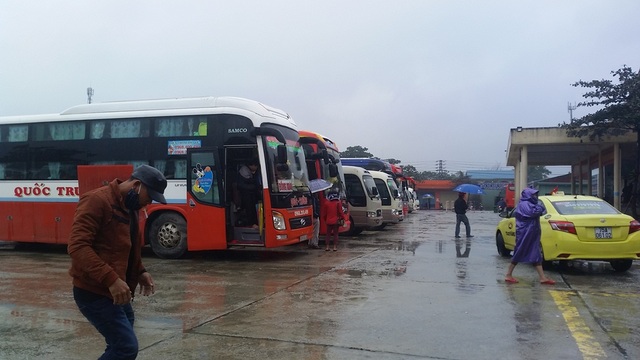 "Bất chấp" mưa lạnh ngày đầu năm, dòng người vẫn tấp nập... xuống phố! - 7 hay Bến xe phía Nam lại rất thưa người do nhiều người dân đã về nhà đón năm mới