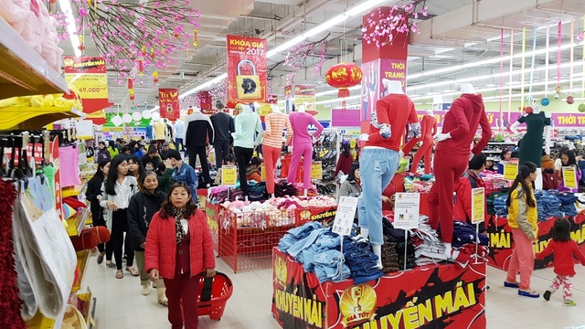 "Bất chấp" mưa lạnh ngày đầu năm, dòng người vẫn tấp nập... xuống phố! - 13 Vào chiều tối, người dân tấp nập đi mua sắm ở các siêu thị