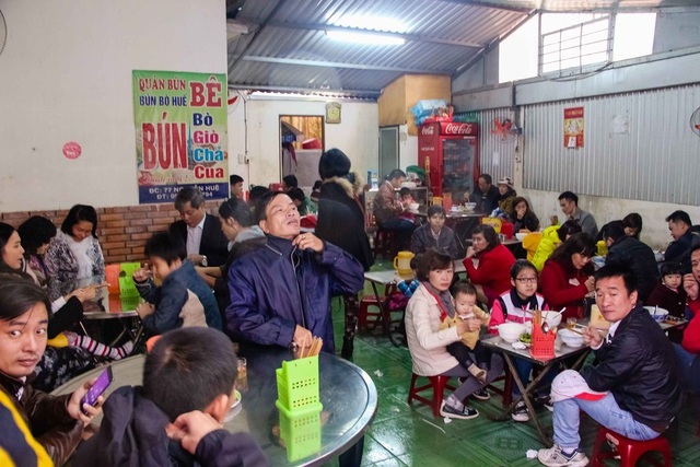 "Bất chấp" mưa lạnh ngày đầu năm, dòng người vẫn tấp nập... xuống phố! - 2 Tại một quán bún bò Huế đông người đến ăn sáng Tết Tây