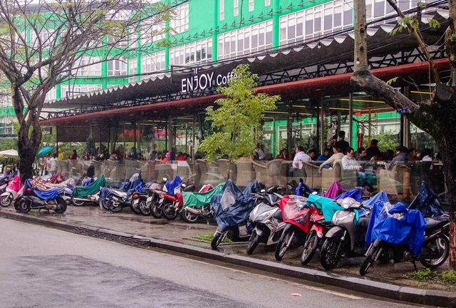 "Bất chấp" mưa lạnh ngày đầu năm, dòng người vẫn tấp nập... xuống phố! - 3 Một quán cafe trên đường Lê Lợi đã đông kín người vào lúc 8g sáng