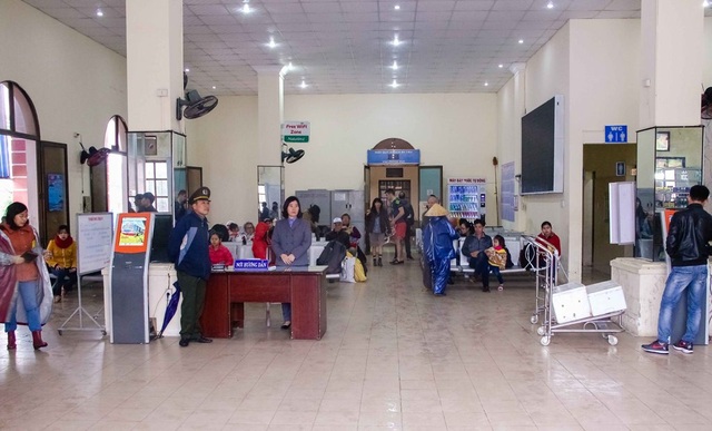 "Bất chấp" mưa lạnh ngày đầu năm, dòng người vẫn tấp nập... xuống phố! - 6 Tuy nhiên tại ga Huế...