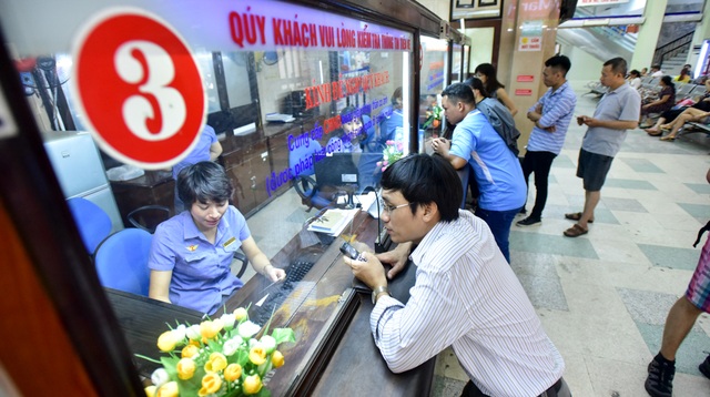Hà Nội: Cận cảnh nhà ga trăm tuổi trước đề xuất di dời ra khỏi nội đô - 8
Hàng ngày, ga phục vụ hàng nghìn lượt khác, quầy bán vé luôn có đông người xếp hàng. Đặc biệt, ga thường đông đột biến vào các dịp nghỉ lễ.