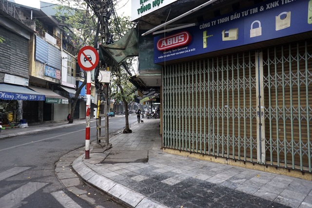 Hà Nội khác lạ ngày đầu năm - 12 Những cửa hàng vẫn đóng cửa im lìm dù đã 9h.
