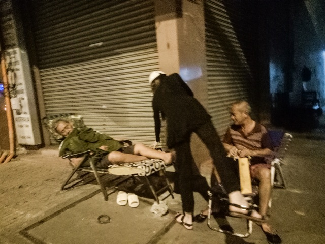 Hồ Ngọc Hà đi xe máy trao quà người cơ nhỡ lúc nửa đêm - 8 Nữ ca sĩ trao tận tay phần quà Tết cho nhiều người có hoàn cảnh khó khăn