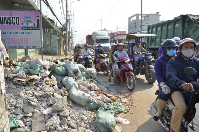 Cửa ngõ Sài Gòn kẹt xe kinh hoàng gần 10 tiếng đồng hồ - 12 Người dân vô ý thức đổ vật liệu, xà bần ra đường góp phần làm tình trạng kẹt xe thêm trầm trọng