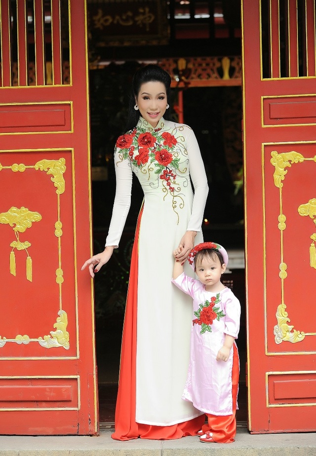 Trịnh Kim Chi duyên dáng đi lễ chùa đầu năm cùng con gái - 3 Cô con gái nhỏ của Trịnh Kim Chi ra đời khi chị bước sang tuổi 43 khiến nhiều người cảm thấy bất ngờ.