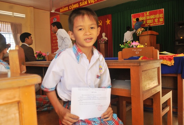 Grobest Việt Nam trao 155 suất học bổng đến học sinh nghèo Đồng Tháp, Kiên Giang - 4
Em Lê Hoàng Khiêm rất vui khi được nhận suất học bổng trị giá 600.000 đồng của Công ty Grobest Việt Nam