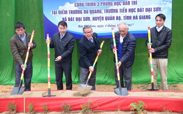 Khởi công xây dựng 3 phòng học Dân trí tại Hà Giang - 12
Nhà báo Nguyễn Lương Phán, Phó Tổng Biên tập báo Dân trí (giữa) cùng đại diện lãnh đạo chính quyền địa phương xúc cát động thổ công trình