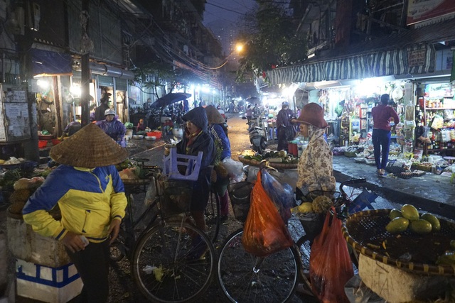 Chợ cóc Hà Nội trong chiến dịch dọn dẹp vỉa hè - 13
Những người bán hoa quả gánh rong trên đường phố.