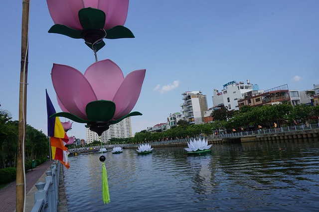 Sài Gòn rực rỡ cờ hoa đón mừng đại lễ Phật đản - 12 Trên mặt kênh, những đóa sen trắng khổng lồ được thả trôi bồng bềnh khiến người dân ngỡ ngàng vì cảnh đẹp lạ mắt