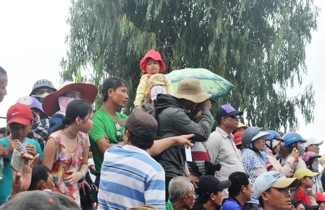 24 đôi bò tranh trài quyết liệt, một nài bò bị giẫm lên người phải đi cấp cứu - 13 Giải đua bò TP Châu Đốc dù lần đầu tiên tổ chức nhưng đã thu hút hàng nghìn lượt người đến xem