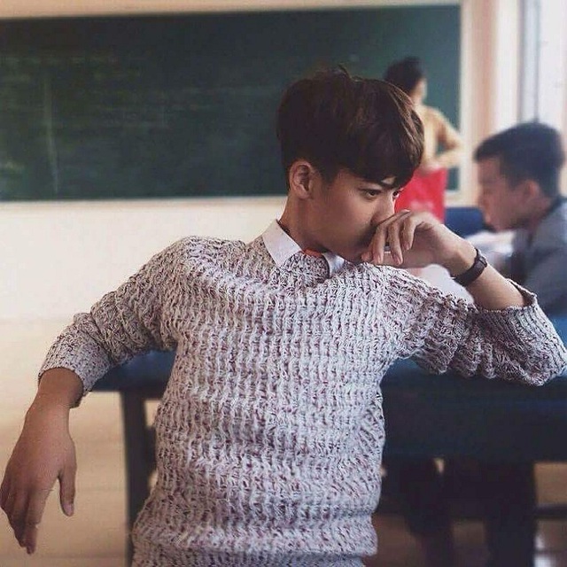 Hot boy 10X có "bụng 6 múi" được cộng đồng mạng rần rần tìm kiếm - 7 Hiếu tự nhận nhìn trong ảnh bản thân có phần già dặn, không giống với tuổi 15 nhưng ngoài đời lại “hiền khô” và trẻ con. Hiếu cũng được bạn bè nhận xét là thân thiện không như vẻ lạnh lùng trong ảnh.