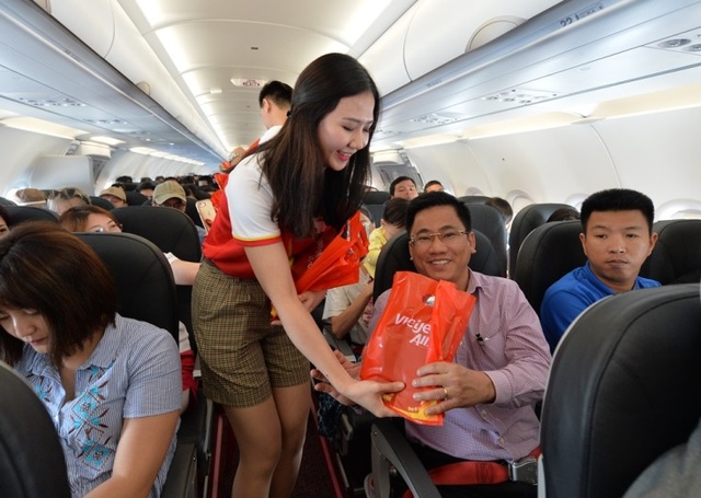 Gần 200 hành khách Vietjet cùng hát "Nối vòng tay lớn" mừng quốc khánh 2/9 - 12 Gần 200 hành khách Vietjet cùng hát "Nối vòng tay lớn" mừng quốc khánh 2/9 - 12