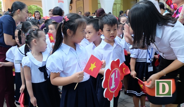 Ngộ nghĩnh bé lớp 1 trong ngày khai giảng - 8
Phụ huynh đưa con đến trường học buổi đầu tiên vẫn còn bao điều muốn dặn dò trước lễ khai giảng