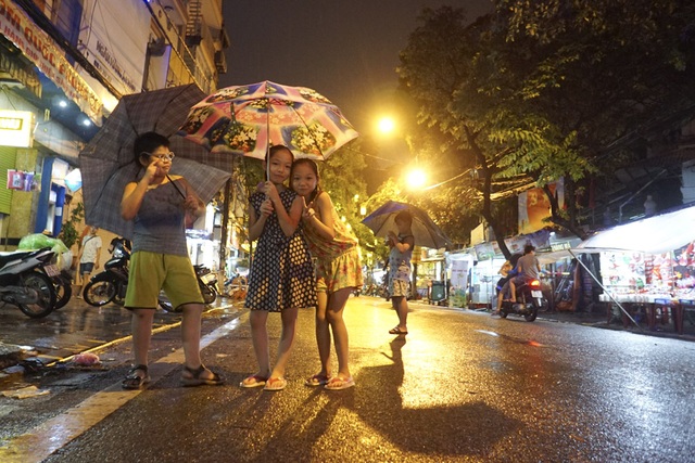 Chợ Trung thu phố cổ Hà Nội rực rỡ sắc màu - 12
... trong khi các em nhỏ vẫn cố chơi chợ Trung thu khi mưa chưa quá lớn.