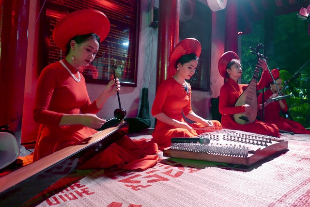 Văn Miếu lung linh dưới hàng vạn chiếc đèn lồng - 8
Các nghệ sĩ biểu diễn nhạc cụ truyền thống, tạo không khí đậm chất cổ truyền.