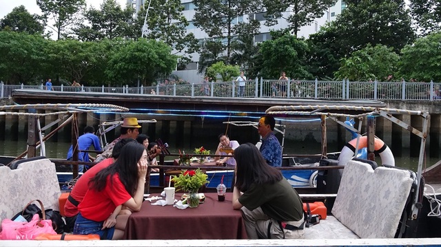 "Mỗi năm lỗ 1 tỷ, nhưng không sao!" - 4 Du khách dừng thuyền nghe đờn ca tài tử, trên bờ, người dân đi tập thể dục cũng lấy điện thoại ra quay lại