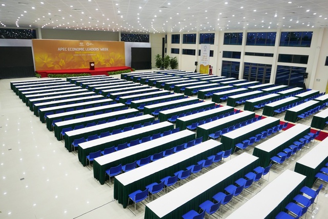 Bên trong Trung tâm báo chí APEC có sức chứa 3.000 người - 5
Phòng họp báo chính có sức chứa hàng nghìn phóng viên tác nghiệp cùng lúc.