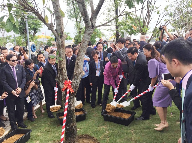 Công viên tượng 21 nền kinh tế thành viên APEC ở Đà Nẵng - 12
Trong buổi lễ khai trương, Phó thủ tướng Phạm Bình Minh cùng các vị khách quý đã trồng cây lưu niệm tại công viên.