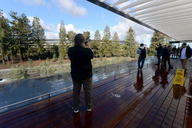 Trụ sở Apple Park chính thức mở cửa cho khách tới tham quan - 12 Dù là trụ sở làm việc, nhưng du khách vô cùng ấn tượng với cách mà Apple hòa mình vào thiên nhiên, với cảnh quan không thua kém gì những khu nghỉ dưỡng đắt tiền.