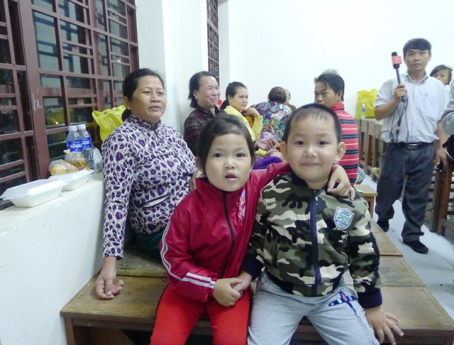 Cận cảnh cuộc sống của người dân tại nơi tạm trú tránh bão - 11
Hai cháu Võ Thị Ngọc Trinh và cháu Tôn Hòa Thông cùng bà ngoại vào trường Cao đẳng sư phạm Kiên Giang tránh bão khi cha mẹ đi làm ở Bình Dương