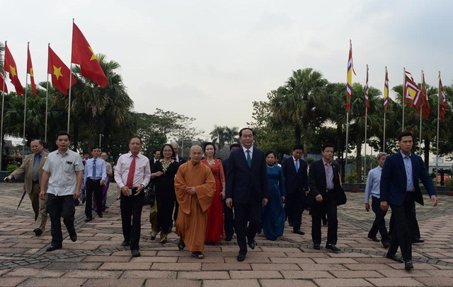 Chủ tịch nước cùng kiều bào dâng hương tưởng niệm các vua ...